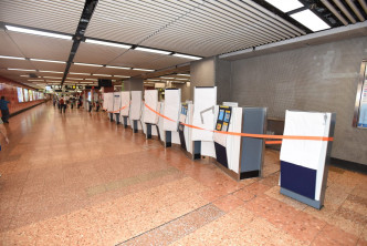 旺角站多部售票机损毁暂停运作，工作人员以胶布围封。