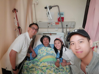 GiGi最近喺公立医院接受全膝人工关节置换手术，术后老公徐景清、儿子徐肇平及女友去探病。