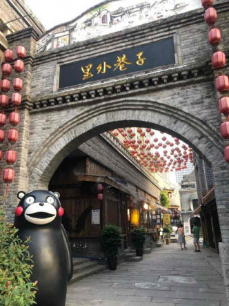 重慶熊本熊雕塑原本是在龍門浩老街上迎賓的。網圖