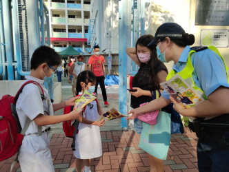 警方在西九龍各學校區派發宣傳單張。圖:警方提供
