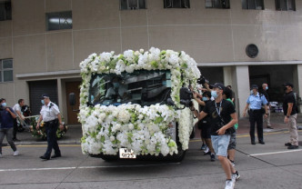 赌王灵车自香港殡仪馆开出。