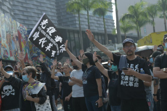 示威者在尖沙嘴舉行集會。
