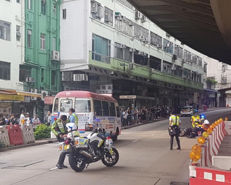 警員到調查。圖:網民Andrew Ho‎香港突發事故報料區