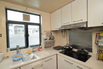 廚房有多組白色廚櫃，收納空間多。