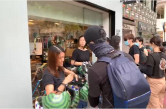 有单车店赠送头盔予示威人士。