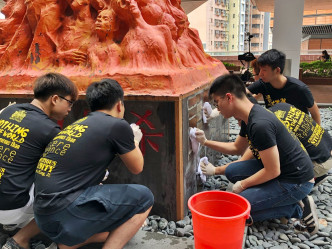 约30名港大学生参与洗刷国殇之柱。邝沛同摄