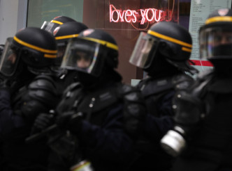 防暴警察施放催淚彈和發射水炮鎮壓，全日拘捕了380人。AP