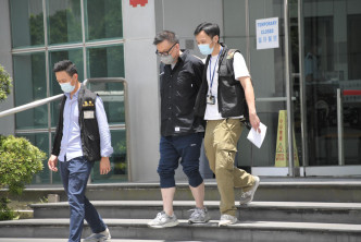 张志伟被警方带离壹传媒大楼。