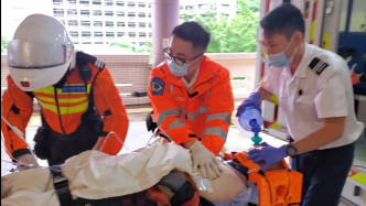 电单车司机昏迷送院抢救。