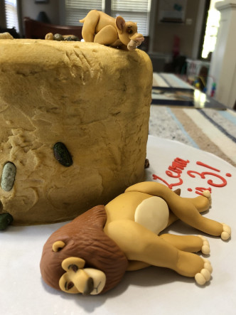 《狮子王》主题场景蛋糕呈现最悲惨的一幕。