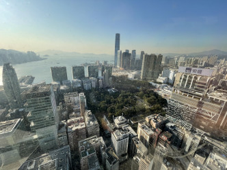 單位外望九龍公園一帶市景，亦眺望西區海景。