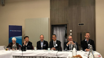 陳茂波22日在瑞士達沃斯出席一個以人工智能為主題的早餐論壇。 政府圖片