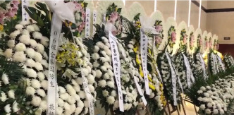 殯儀館內排滿毛洪濤生前學生及同事送上的悼念花圈。網圖