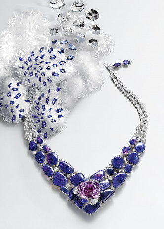 Hemis項鏈，鑲嵌一顆重達71.08卡的枕形切割紫鋰輝石，配以蛋白石、粉紅色及白色圓形明亮式切割鑽石。
