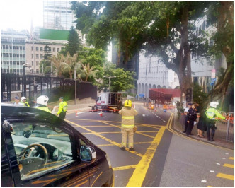 警方與消防在附近戒備。fb「香港突發事故報料區 」Timothy Tsang圖片