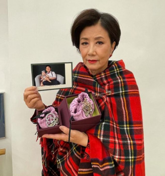 昨日在IG貼出拿着禮物及小fans相片的照片出來，留言感謝。