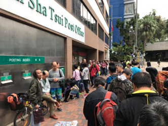 近百人在邮局排队。网民Chu Yiu Fai图片
