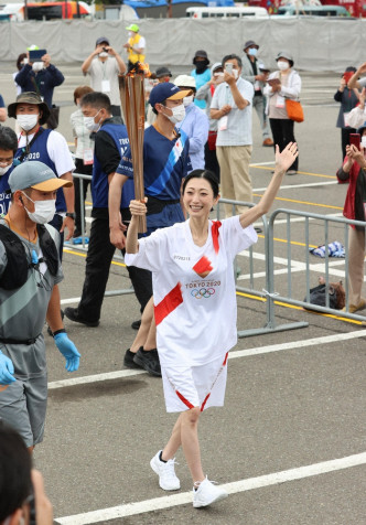 坛蜜笑指服饰太大，令她看起来更加纤瘦。