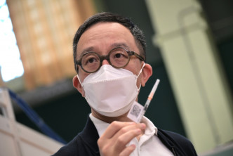 港大医学院院长梁卓伟指科兴是传统灭活疫苗，将已杀灭的病毒注入体内，令免疫系统产生抗体，副作用较少。资料图片
