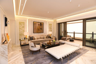 客廳放置多組白色沙發組合及特色櫃，盡顯生活品味。
