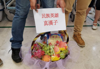香港天津聯誼會，30多人帶同生果籃到醫院探望留院的環時記者。梁國峰攝