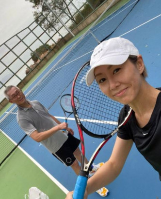 昨日胡定欣貼相指跟胡父學打網球。