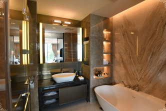 浴室兼备浴缸及独立淋浴间。