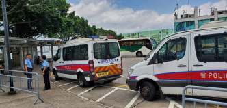 警員及水警輪趕到將他救回岸上由救護車送院。楊偉亨攝