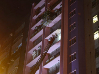 越聯工廠大廈9樓一個單位內起火。
