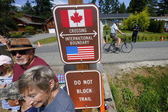 大批美国民众过关前往加拿大。AP图片