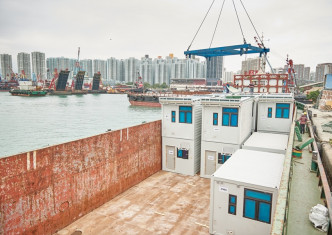 中建香港以創新「組裝合成」技術興建竹篙灣及鯉魚門防疫隔離中心， 有效縮短施工時間。中建香港提供圖片
