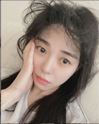 珉娥今日上載一頭亂髮照，表示睡得很好。
