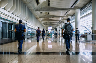 机场特警组和铁路应变部队首次于港铁机场站及博览馆站共同巡逻。香港警察fb图片