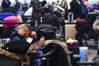 機場11萬旅客受阻。AP