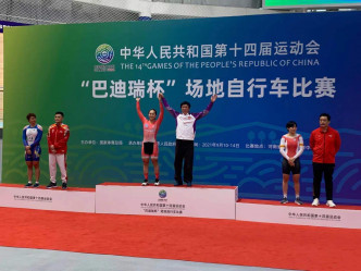 李慧诗(左三)于全运会场地单车女子争先赛夺金。相片由香港单车总会提供