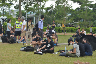 大批示威者在添马公园。