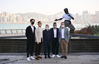 李小龙会今日宣布与历史悠久的香港本土品牌「利工民」合作，于今日为李小龙铜像添上新装。
