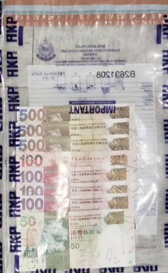 警方在的士上檢獲約2千元現金。圖:警方