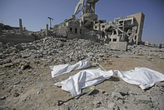 以沙特阿拉伯為首的聯軍向也門發動空襲，國際紅十字會批評聯軍擊中一座監獄，造成逾百人死亡。 AP