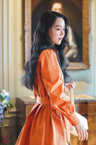 橙色束腰连身裙显得申惠善好高贵。