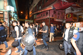 警方派员到众安街及二坡坊一带搜捕持武器人士，但无结果。