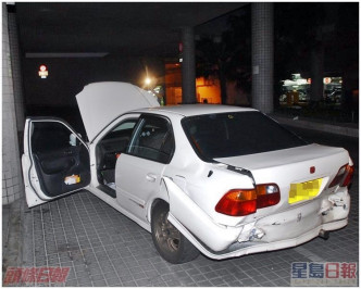 警方其后在丽港城内，发现一部撞毁的私家车。资料图片