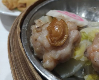 食客看到「鮑魚燒賣」實物後，直言「有啲唔忍心食佢」。