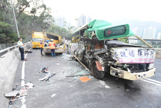 小巴與工程車相撞。