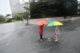 有市民在尖沙嘴一帶感受颱風威力。