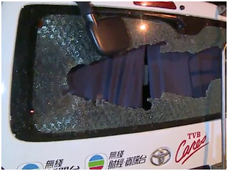 无线新闻采访车窗遭击毁。无线新闻截图