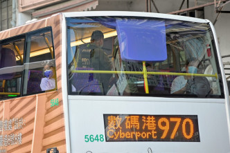 警員截查巴士乘客。