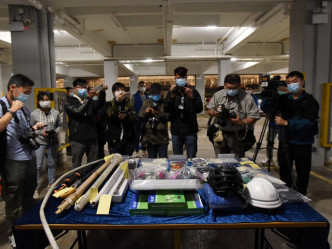 現場檢獲大量武器，包括鎚仔、鐵通、防毒面具、噴漆等。