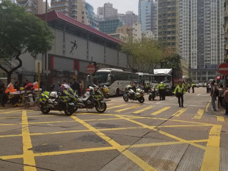 老婦遭一輛貨車撞到並捲入車底，重傷被困 。香港突發事故報料區FB  / Happy Yiu 圖片
