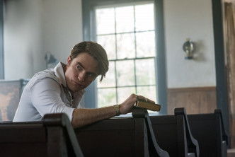 Robert Pattinson飾人渣牧師。
